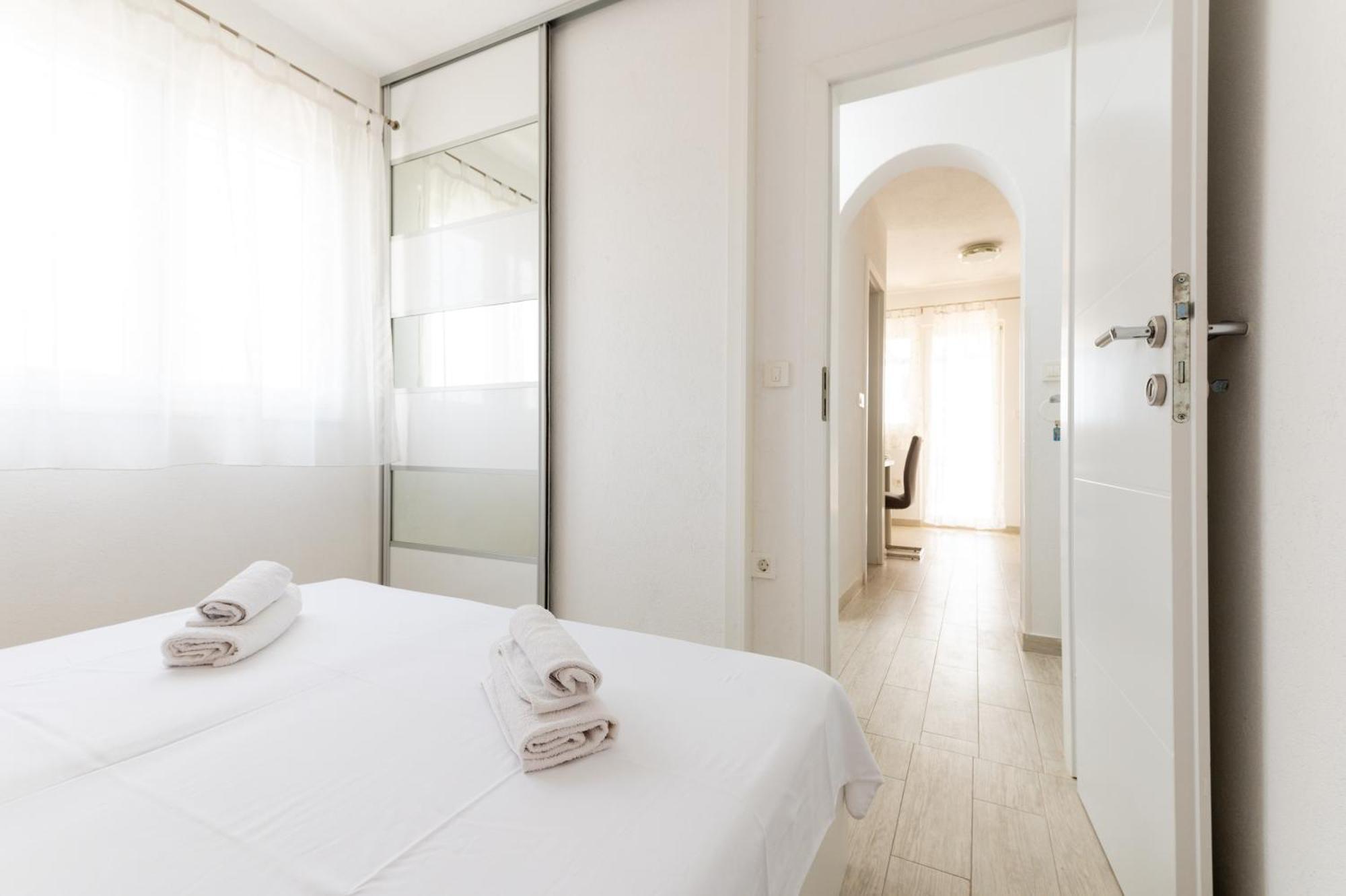 טרוגיר Apartments With A Parking Space Mavarstica, Ciovo - 17803 חדר תמונה