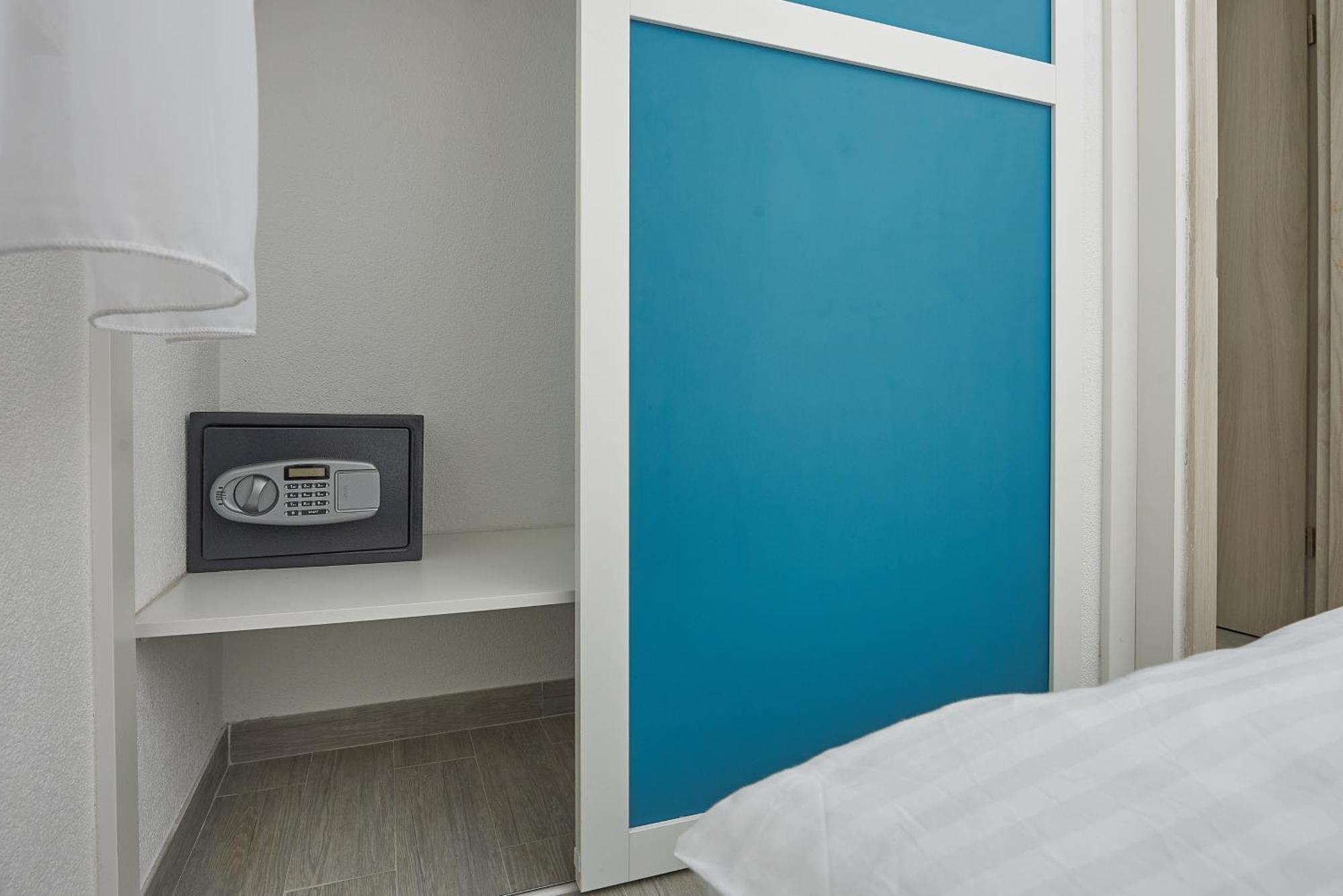טרוגיר Apartments With A Parking Space Mavarstica, Ciovo - 17803 חדר תמונה