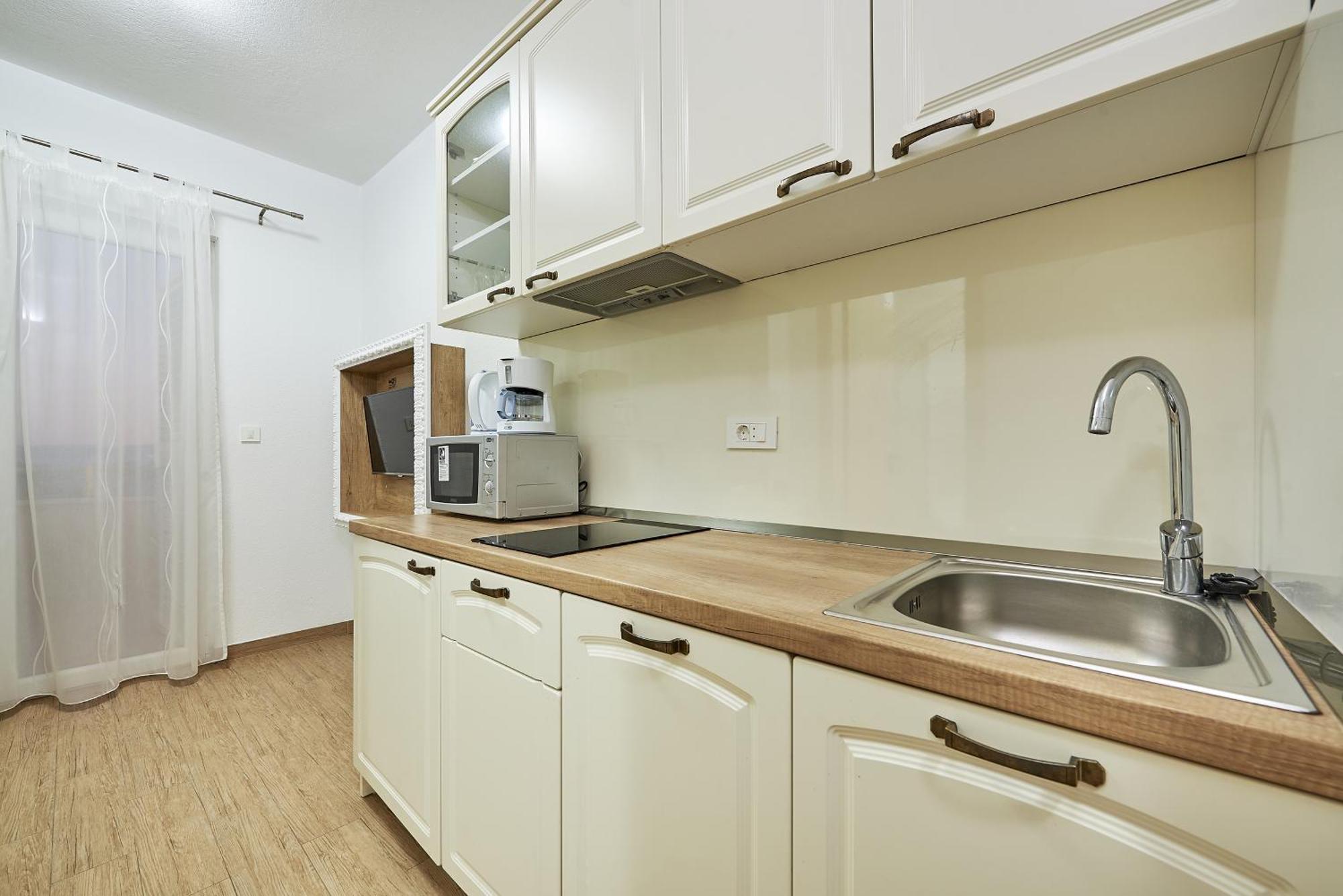 טרוגיר Apartments With A Parking Space Mavarstica, Ciovo - 17803 חדר תמונה